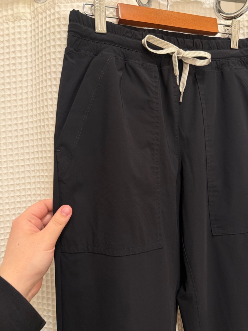 Vuori Black Drawstring Joggers with Contrast White Tie - size XS - Picture 4 of 9